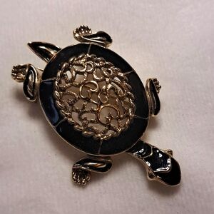 VINTAGE 1928 GOLD TONE FILIGREE TURTLE BROOCH WITH BLACK ENAMEL
